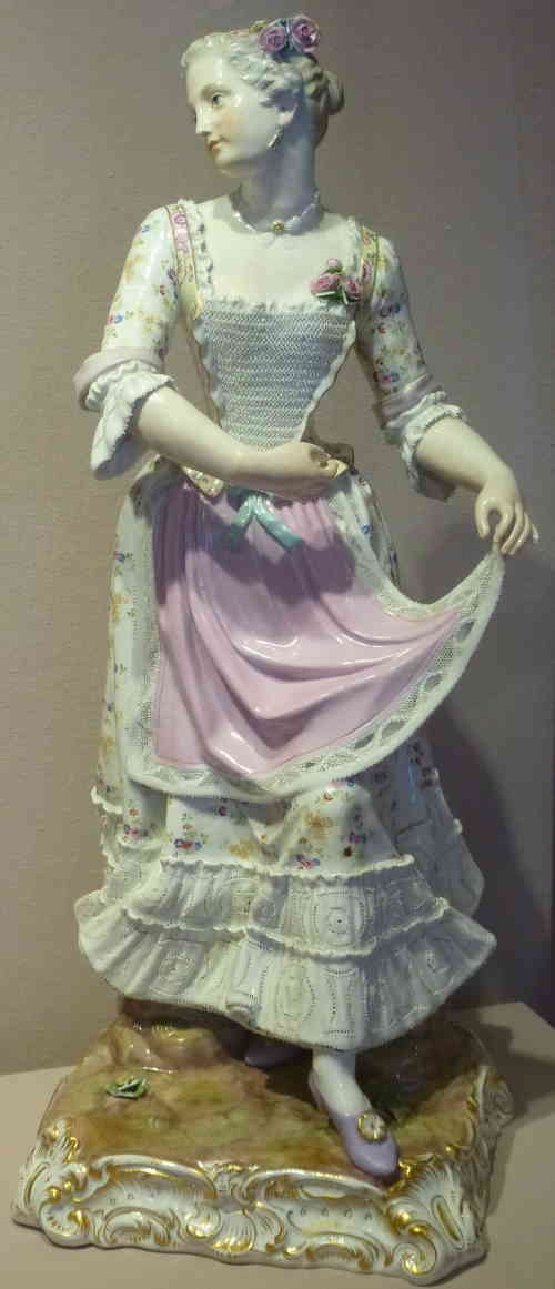 Ярославль. Музей зарубежного искусства. Фигура Танцующая дама. Германия. Мейсенская фарфоровая мануфактура, последняя треть 19 века.