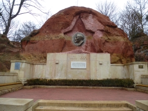 Барельеф В.И. Ленина на Красных камнях (Кисловодск)
