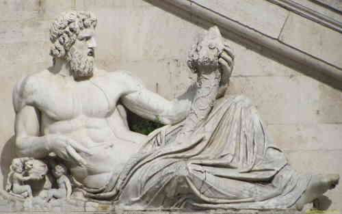Рог изобилия у здания Капитолия в Риме