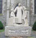 Плоэрмель. Памятник Жан-Мари де ла Меннаис