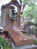 Париж. Могила Эмиля Золя на кладбище Монмартра