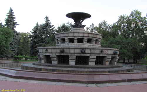 Воздухозаборники в форме фонтанов. Главное здание МГУ (Москва)
