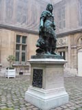 Париж. Памятник Луи 14 во дворе музея Карнавале