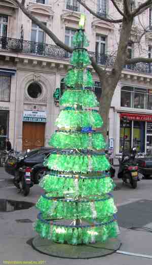Елка из пластиковых бутылок в Париже