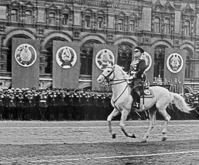 Георгий Жуков на белом коне на параде Победы в Москве (1945 г.)