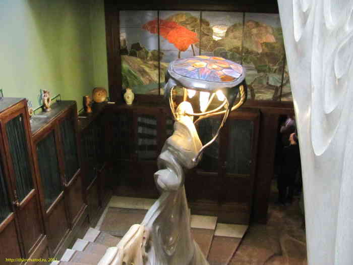 Дом музей Максима Горького. Светильник у подножия мраморной лестницы
