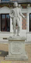 Блуа. Памятник Роберту Хоудину у здания музея