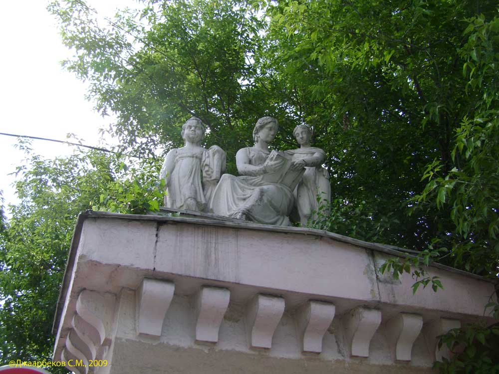 Скульптура на въездных воротах Николаевского училища