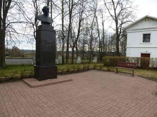 Памятник Н.А. Некрасову (Ярославль. Карабиха)