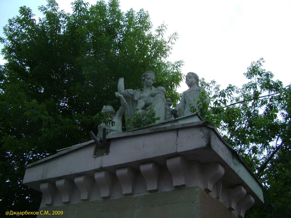 Скульптура на въездных воротах Николаевского училища