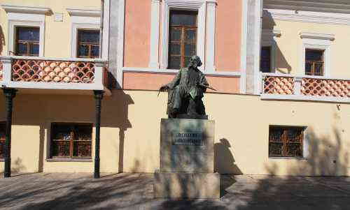 Памятник Айвазовскому. Феодосийская картинная галерея имени И. К. Айвазовского (Феодосия)