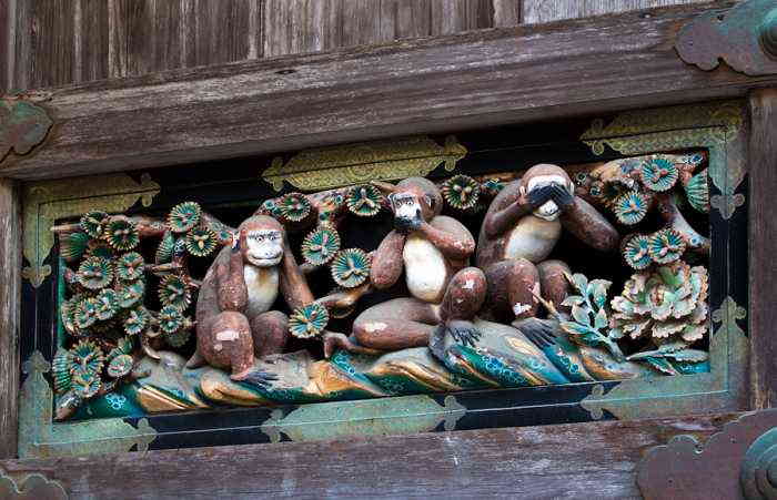 Три обезьяны над дверьми синтоистского святилища Тосёгу в японском городе Никко
