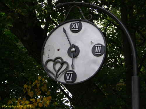 Часы влюбленных в Аллее любви. Нескучный сад (Москва)