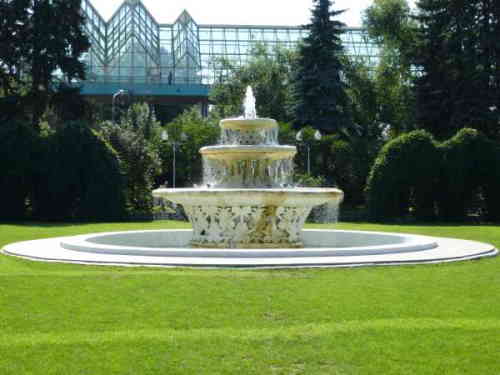 Ажурный фонтан в розарии. Парк Горького (Москва)