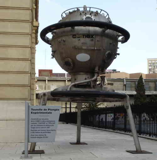 Макет спутника, у здания Биржи (Марсель)