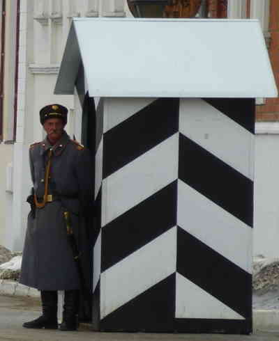 Страж у входа на территорию коломенского кремля (Коломна)