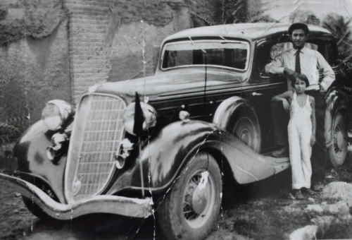 Джаарбеков Ашот Николаевич в посольстве СССР в Тегеране, 1930-е годы (у своего автомобиля, с дочерью сотрудницы посольства)