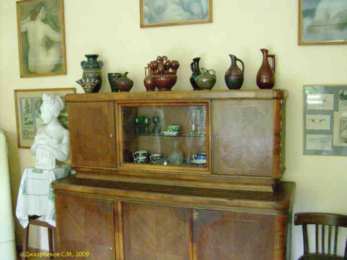 Дом-музей Пастернака. На шкафу коллекция грузинских вещичек