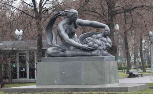 Лужники (Москва). Скульптура «Земля»