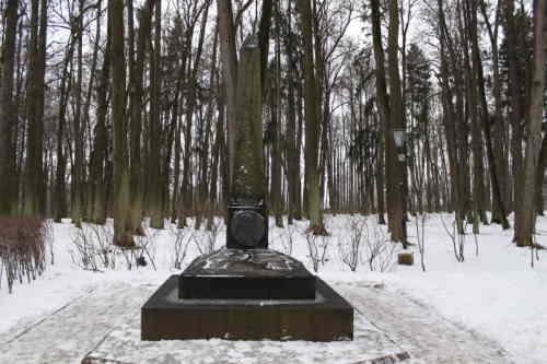 Усадьба Остафьево. Памятник Жуковскому В.А. (1913 г.) (2014 г.)