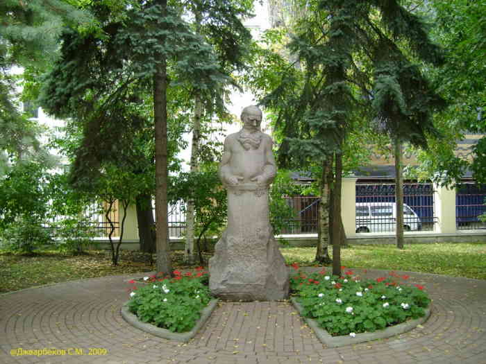 Литературный музей Толстого Л.Н. Памятник во дворе