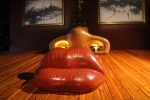Фигерас. Музей Дали. Комната иллюзия. Диван в форме губ
