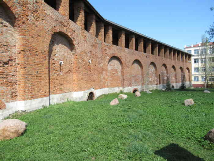 Часть смоленской крепостной стены. Лопатинской сад (Смоленск)