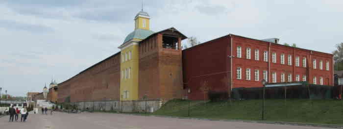 Крепостная стена на набережной Днепра (Смоленск)