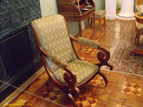 Усадьба Вязёмы. Дворец. Кресло, принадлежавшее Наталье Гончаровой.