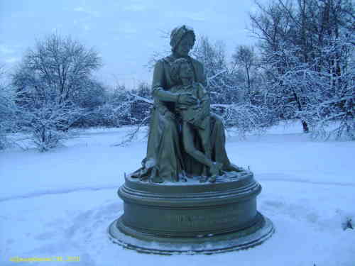 Памятник Пушкин со своей бабушкой. Усадьба Захарова