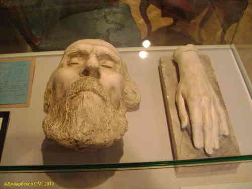 Слепок с лица и руки Тургенева, сделанные после его смерти. Дом Тургенева (Москва)