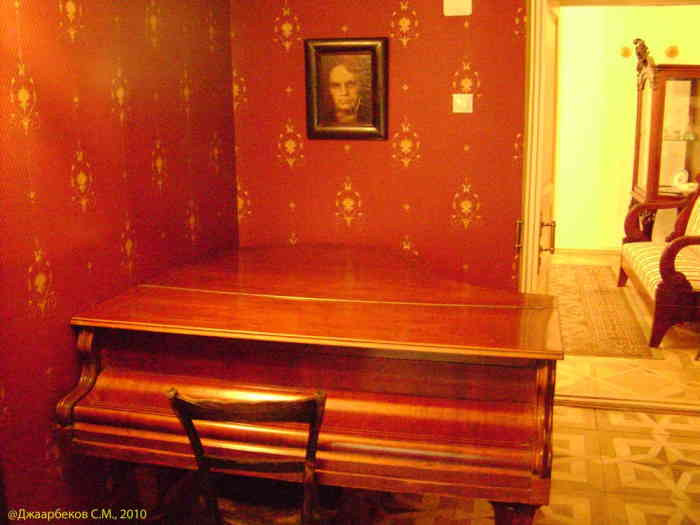 Дом-музей Марины Цветаевой. Комната, где Цветаевы играли на фортепьяно. На стене портрет Бетховена, который был у Цветаевой