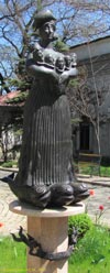 Шуточная скульптура "Одесса–мама" (Одесский государственный литературный музей)