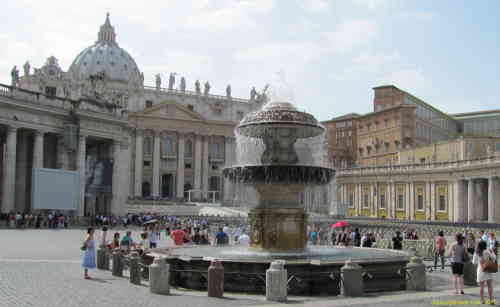 Фонтан на площади Собора Святого Петра (Рим)