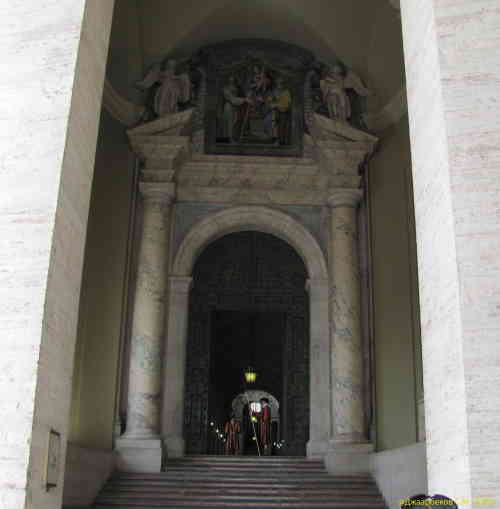 Центральный вход Собора Святого Петра (Рим)