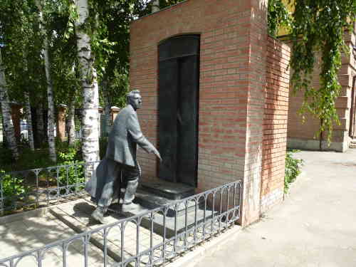 Памятник Мейерхольду. Дом Мейерхольда (Пенза)