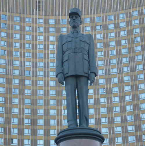 Москва, памятник Шарлю де Голю