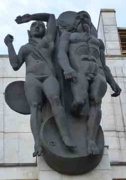 Скульптура во дворе здания Академии наук (Москва)