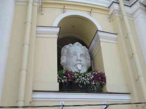Эйнштейн с высунутым языком. Гостиный двор (Санкт-Петербург)