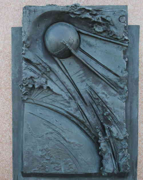 Первый искусственный спутник Земли. Памятник Сергею Королёву на Аллее космонавтов (Москва)