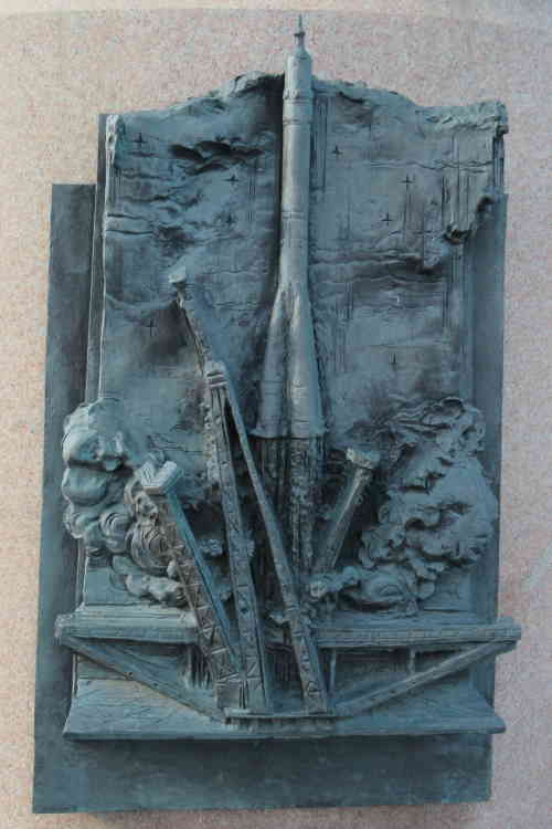 Ракета «Восток». Памятник Сергею Королёву на Аллее космонавтов (Москва)