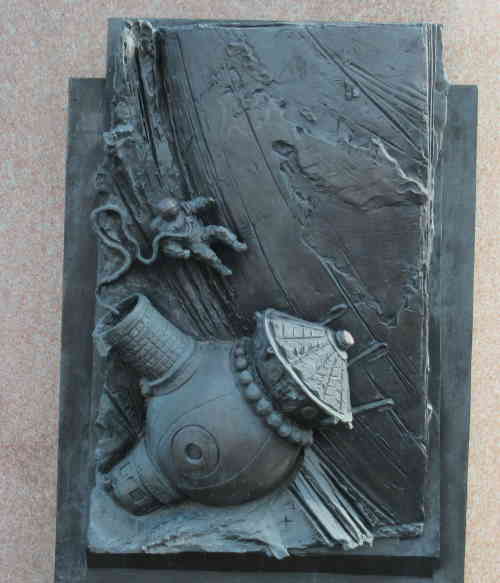 Выход космонавта в открытый космос. Памятник Сергею Королёву на Аллее космонавтов (Москва)