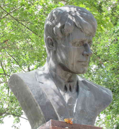 Памятник Сергею Есенину. Верхний городской сад (Рязань)