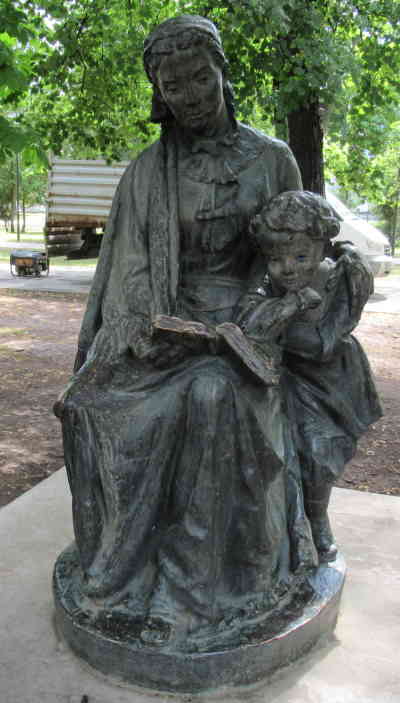 Памятник Марии и Володе Ульяновым. Верхний городской сад (Рязань)