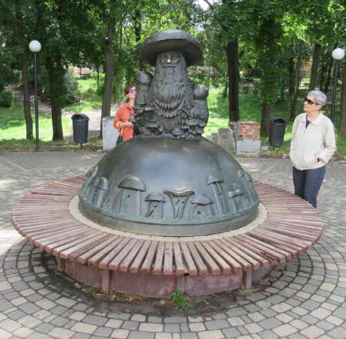 Памятник В Рязани грибы с глазами. Нижний городской сад (Рязань)