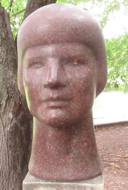 Женский портрет. Парк скульптуры (Калининград)