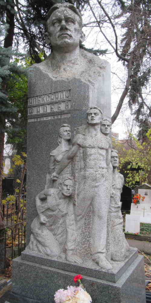 Могила Александра Фадеева. Новодевичье кладбище (Москва)