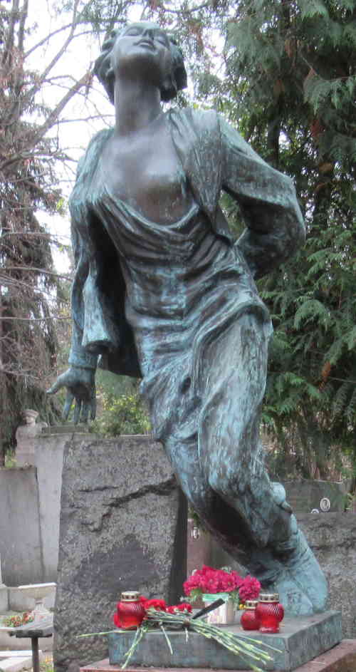 Могила Зои Космодемьянской. Новодевичье кладбище (Москва)