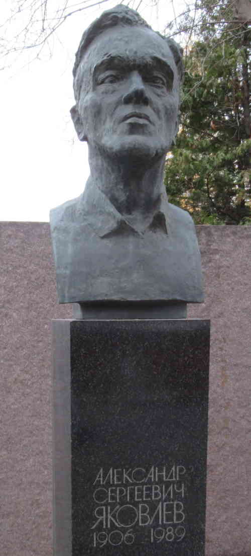 Могила Александра Яковлева. Новодевичье кладбище (Москва)