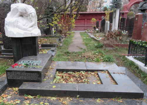 Могила Евгения Вучетича. Новодевичье кладбище (Москва)